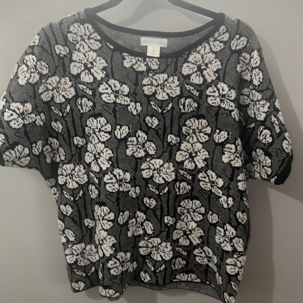 Short sleeve sweater